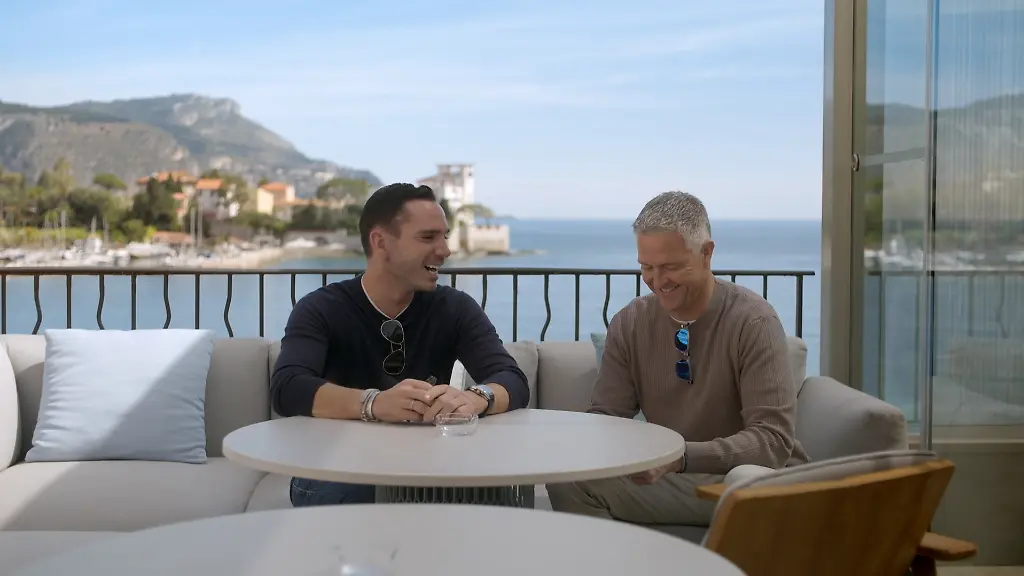 Am Ort ihres Kennenlernens schwelgen Ralf und Etienne in Erinnerungen - Quelle Sky  Andreas Büttner